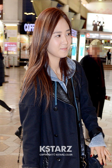 소녀시대 유리, 일본 아레나 투어를 위해 출국장으로 향하고 있다.