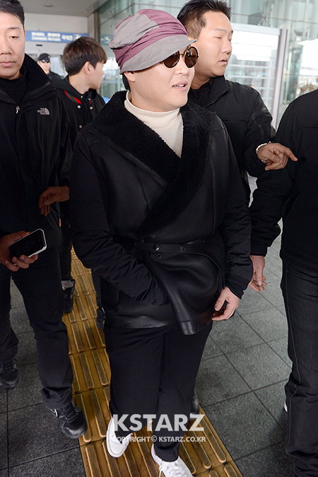 가수 싸이,4일 오후 인천국제공항을 통해 일시 귀국 하고있다.