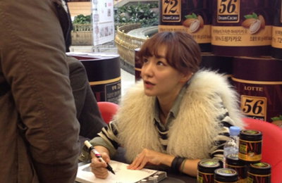 신소율, 생애 첫 싸인회 아이컨택 ‘팬들도 즐거워~’