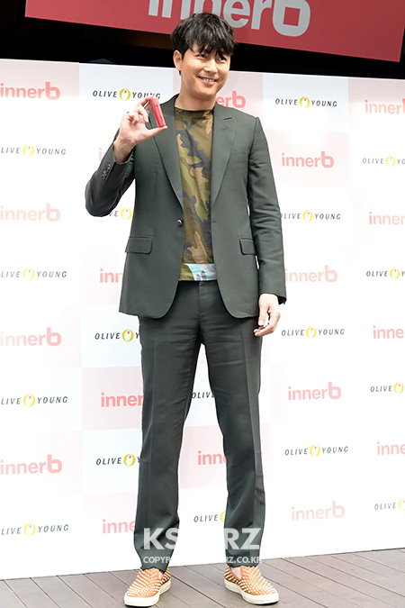 정우성, 17일 오전 서울 명동 올리브영 본점 라이프스타일 체험센터에서 열린 팬사인회 참석