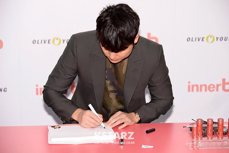 정우성, 17일 오전 서울 명동 올리브영 본점 라이프스타일 체험센터에서 열린 팬사인회 참석