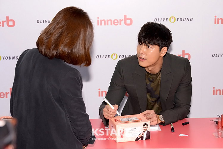 정우성, 17일 오전 서울 명동 올리브영 본점 라이프스타일 체험센터에서 열린 팬사인회 참석