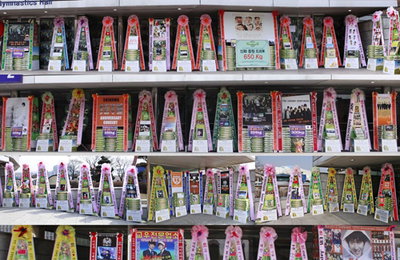 그룹 신화, 계란 연탄 라면 망고 쌀화환 7톤 기부 