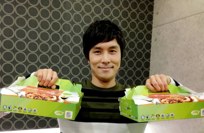 ‘신화’ 김동완, 팬들이 보낸 ‘치킨 선물’ 인증샷 화제