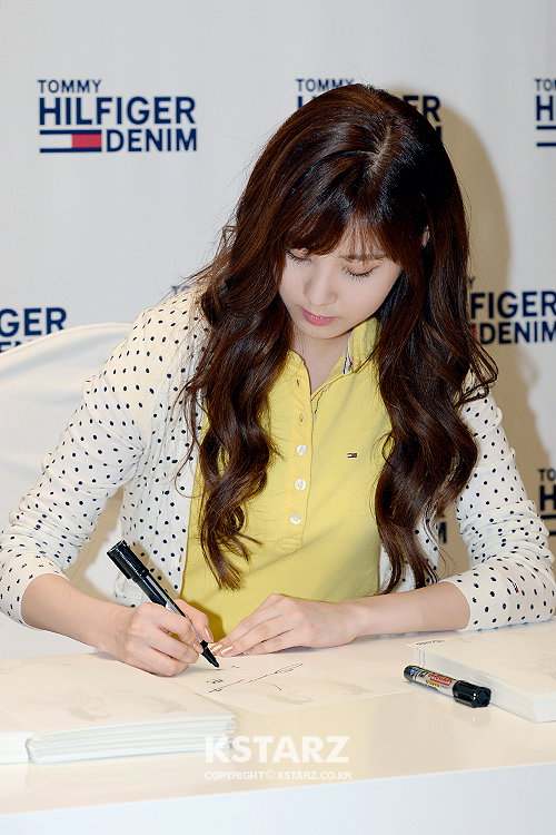 14일 오후 서울 소공동 롯데백화점 본점에서 '타미 힐피거 데님(Tommy Hilfiger Denim) 뮤즈 소녀시대 수영&서현 팬사인회' 참석