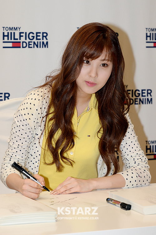 14일 오후 서울 소공동 롯데백화점 본점에서 '타미 힐피거 데님(Tommy Hilfiger Denim) 뮤즈 소녀시대 수영&서현 팬사인회' 참석