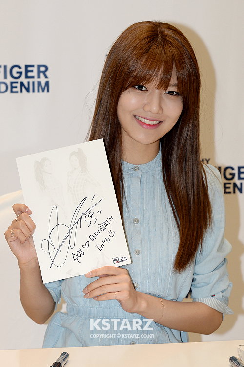 14일 오후 서울 소공동 롯데백화점 본점에서 '타미 힐피거 데님(Tommy Hilfiger Denim) 뮤즈 소녀시대 수영&서현 팬사인회' 참석