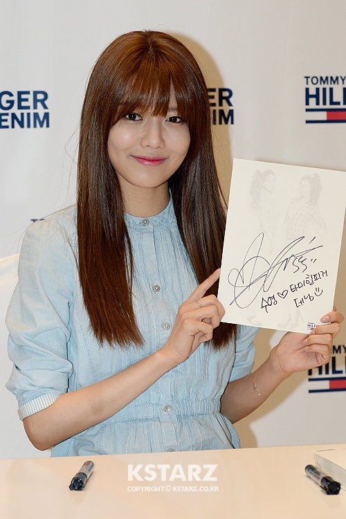 14일 오후 서울 소공동 롯데백화점 본점에서 '타미 힐피거 데님(Tommy Hilfiger Denim) 뮤즈 소녀시대 수영&서현 팬사인회' 참석