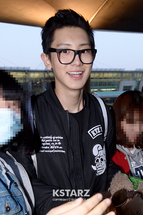 15일 오후 그룹 EXO-M이 중국에서 열린 ‘음악풍운방 연도성전’에서 ‘최고 인기 그룹상’을 수상하고 EXO-K와 인천국제공항을 통해 입국
