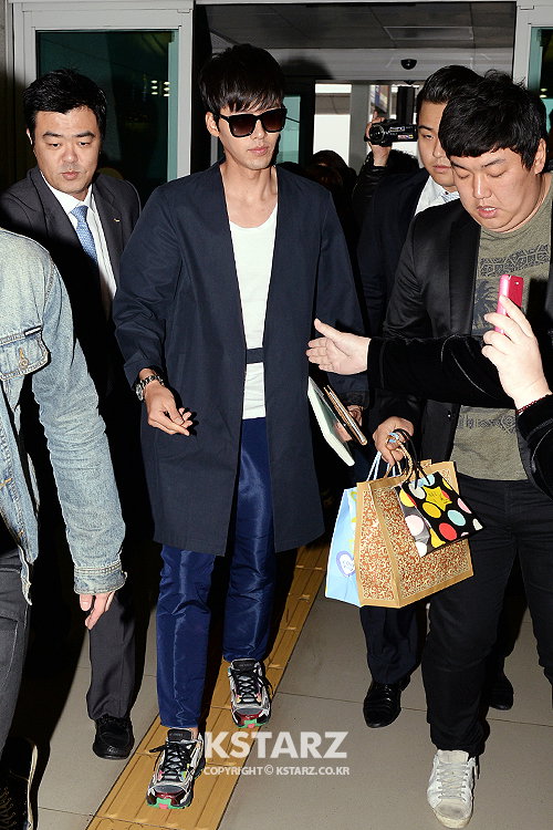 현빈, 25일 오후 싱가포르 팬미팅을 위해 인천국제공항을 통해 출국