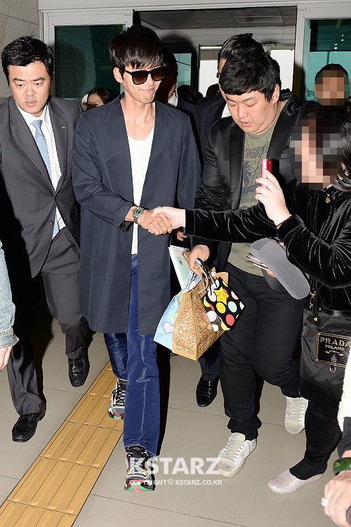 현빈, 25일 오후 싱가포르 팬미팅을 위해 인천국제공항을 통해 출국