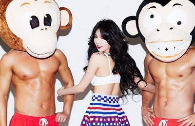 현아, 근육남들과 섹시발랄 매력 발산 