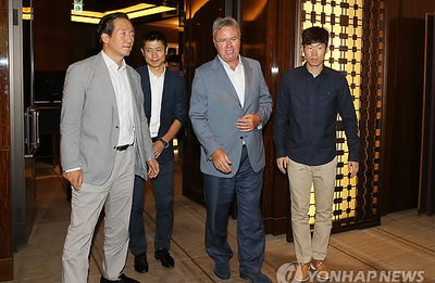 히딩크·박지성 "이용수 기술위원장 믿고 기다려달라"
