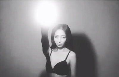 진재영, 굴욕 없는 S라인 드러내며 볼륨감 넘치는 몸매 자랑