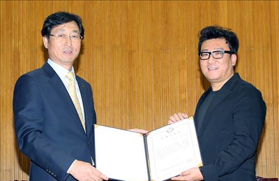 윤제균 영화감독, 한국해양대 '명예선장' 1호
