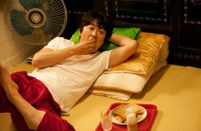 [극비수사]김윤석, 역대급 방구석 스틸 공개 "자연스럽게…"