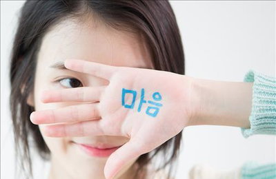 아이유, 현 소속사와 재계약…'7년 의리' 지켰다