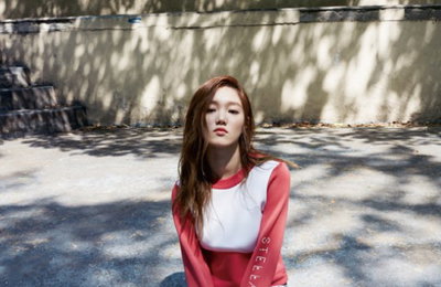 이성경, 모델 출신다운 완벽 비율 뽐내