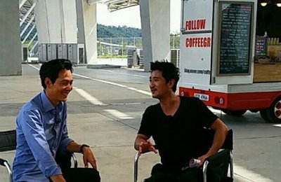 이정재·신현준, 훈훈한 브로맨스…"따뜻하고 겸손한 배우!"