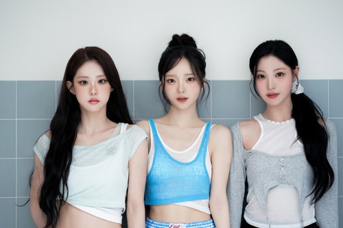 아이칠린 제이, 오늘 첫 유닛 출격! '룩 앳 미!'로 가요계 정조준