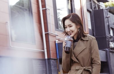 박민영, 커피 한 잔+트렌치 코트…완벽 가을 여자 변신