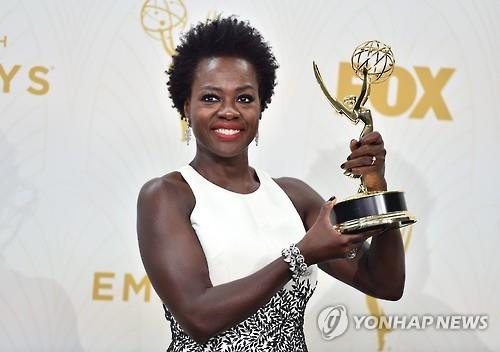 [사진]AP=연합뉴스, 에미상 여우주연상을 수상한 비올라 데이비스