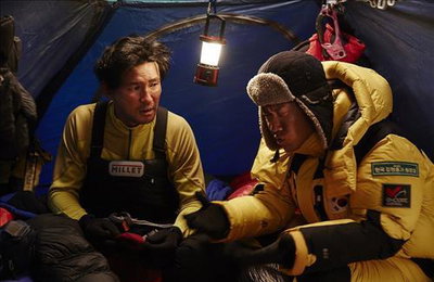 '히말라야' 첫날 20만명 관람…'대호'에 판정승