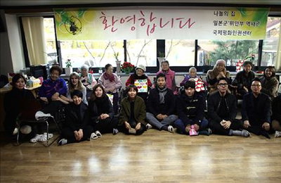 이문세, 위안부 할머니 성탄절 카드 수익금 7천500만원 전달