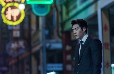 김우빈, 광저우 거리 위 상남자 매력 '폭발'... '시크우빈' VS '수트우빈'