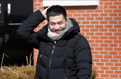 "팬들 사랑에 감사"…이승기 육군훈련소 입소