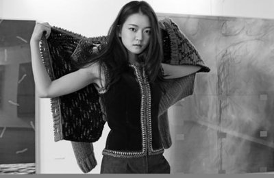 고아성, 흑백사진 속 부드러운 카리스마