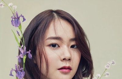 한승연, 소속사 식구들과 특집 화보…감출 수 없는 미모