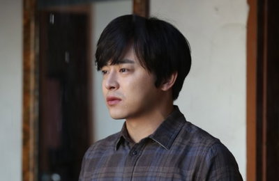'시간이탈자' 조정석, 열연 담은 3종 스틸 공개..디테일한 연기 '기대'