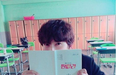 지성, 대본 들고 인증샷 찰칵! '멋짐 주의'…"딴따라"