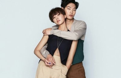 류준열·황정음, 심쿵 로맨스…"두근두근 백허그"
