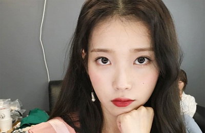 아이유, 청순+섹시 일상…"우아한 시크 여신"