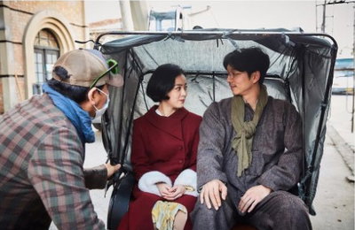 '밀정' 한지민x공유, 심쿵 눈빛교환 비하인드컷..'달달해'