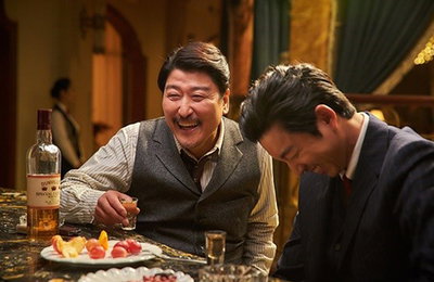 '밀정' 송강호X공유 술자리 포착, 빵터진 선후배 '훈훈'