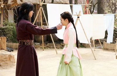 '화랑' 박서준 ♥고아라, 가슴 설레는 볼쓰담..눈물 위로