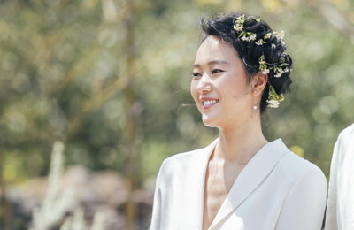 화관에 투피스…윤진서, 제주 집마당서 한 작은결혼식 사진 공개