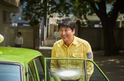 '택시운전사' 송강호-유해진, 현장 비하인드 스틸 공개..열정+케미