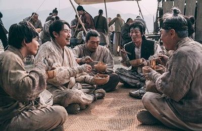 '대장 김창수', 감옥소 스틸 공개…"동지애 폭발"