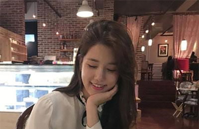 前 스피카 양지원, 한쪽으로 머리 넘기고 '청순+우아'