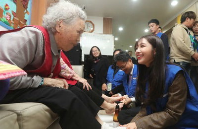 에이핑크 정은지·김용진 기재차관, 장애인 시설서 김장