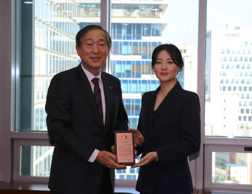 [사진]윤도흠 연세의료원장과 배우 이영애씨 