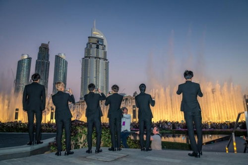 [사진]두바이관광청 제공, 올해 1월 두바이 분수쇼를 방문한 엑소 