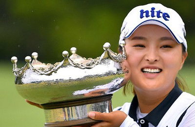 고진영, LPGA 데뷔전서 우승…67년 만에 대기록