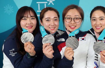 BBC가 꼽은 '깜짝스타'…구사일생 청설모·갈릭걸스·자원봉사자