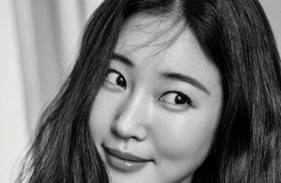김사랑, 시선을 사로잡는 아름다운 미소