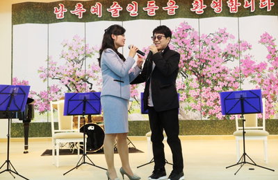 "조용필·현송월, 눈맞추며 듀엣"…예술단 北만찬 '비하인드컷'